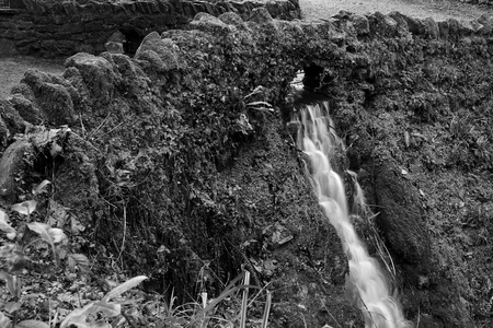 Black and white photo of a waterfall in Ninesprings waterfall park in Yeovil in somersetの写真素材