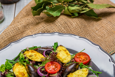 Fresh vegetable salad, healthy food, organic cucumbers,
mussels, tomatoes and salad leaves. The original presentation of the dish from the chefの写真素材