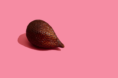 Close up high quality image of whole salacca, fruit composition on pink pastelの写真素材