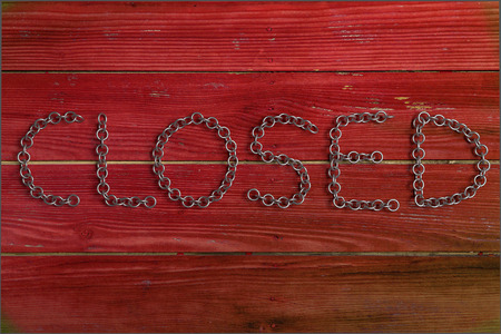 inscription closed made from chain on the red planksの写真素材