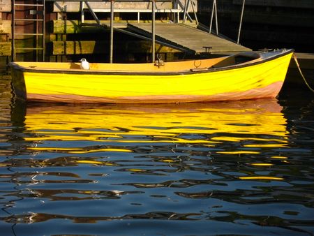 Yellow Boat and peaceful waterside settingの写真素材