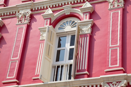 Red building with white window in Singaporeの写真素材