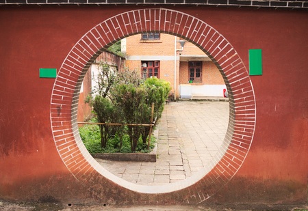Circle - Hole in the wall - Brick wall - Garden (Kunming, Yunnan, China)の写真素材