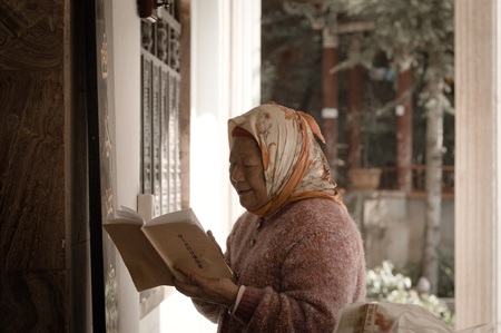 Kunming, Yunnan, China - 28 December 2017: An old woman is praying in the Yuantong Templeのeditorial素材