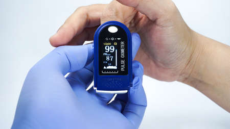 Pulse oximeter used to measure pulse rate and oxygen levelsのeditorial素材
