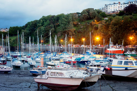 ILFRACOMBE, DEVON/UK - AUGUST 17 : View of Ilfracombe harbour at duskのeditorial素材