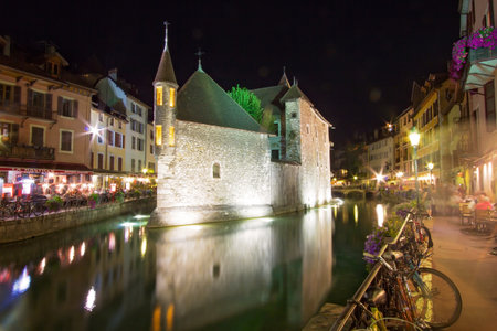 Palais de l'isle by night in Annecy - Franceのeditorial素材