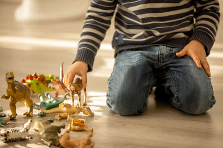 child  pee Little toddler child, boy, pee in his pants while playing with toys, child  distracted and forget to go to the toilet at homeの素材 [FY310184767487] |  ストックフォトの Qlean Market（キュリンマーケット）