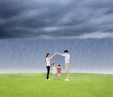 family concept protect the child from the rain
の写真素材