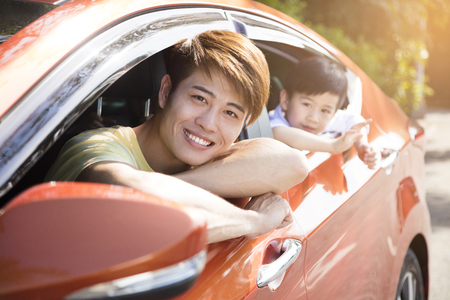 father and son enjoy road trip in summer
の写真素材