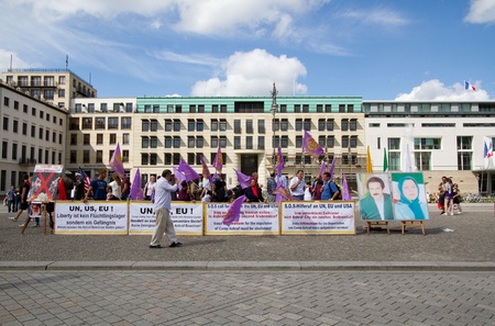 BERLIN -AUGUST 6: Iranian demonstrators in front of US embassy on Parizer Platz on August 6, 2012 in Berlin, Germany. Protesters want the US to protect Irani refugees inside Ashraf Camp, Iraq.のeditorial素材