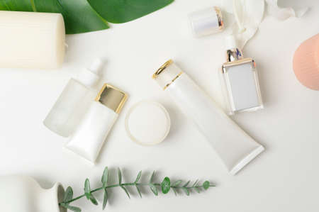 moisturizing cream bottle over leaf background studio, packing and skincare beauty conceptの写真素材