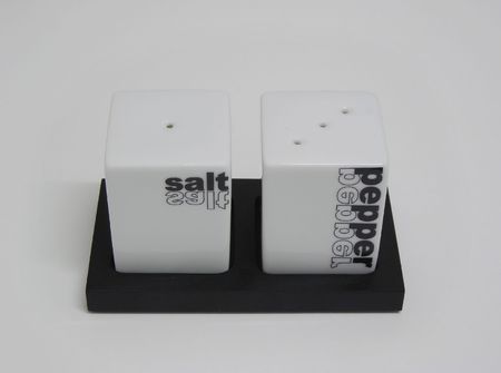        Frontal view of a black and white saltcellar and peppershaker .の写真素材