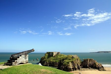Old Tenby's cannons pointing to Saint Catherine Island.の写真素材