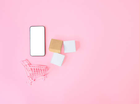 Business ecommerce and online shopping concepts from smartphone with blank screen and product box order on pink background. Top viewの写真素材
