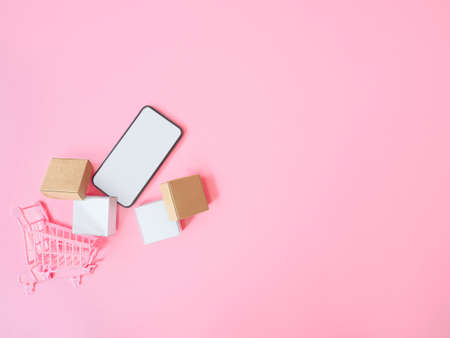 Business ecommerce and online shopping concepts from smartphone with blank screen and product box order on pink background. Top viewの写真素材