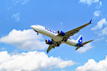 Barcelona, â€‹â€‹EspaÃ±a; 5 de abril de 2025: Icelandair Boeing 737 MAX 8 aterrizando en...