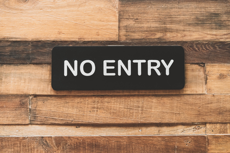 No entry sign on wood wall texture background.の写真素材