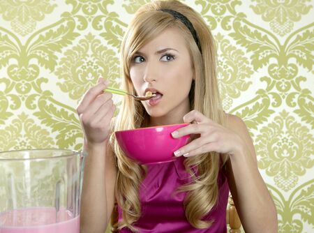 Retro woman breakfast eating corn flakes wallpaper backgroundの写真素材