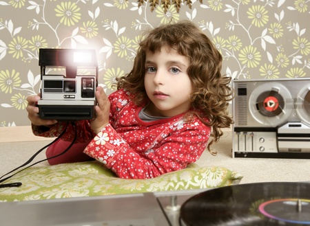 camera retro little girl in vintage room wallpaperの写真素材