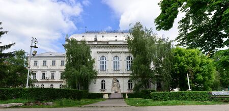 ARAD, ROMANIA - 05.09.2017: Court house and Avram Iancu statue landmark architectureのeditorial素材