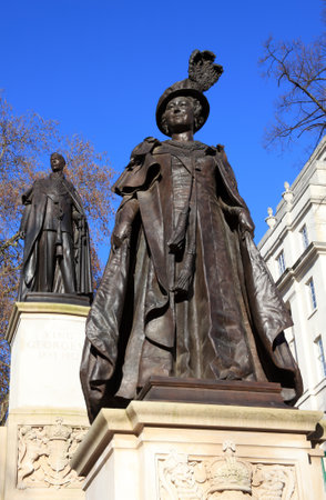 London, England, UK â January 9, 2011. Queen Elizabeth statue in The Mall flanked by the George VI memorial statueのeditorial素材