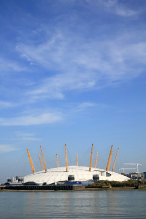 London, United Kingdom, Sep 27, 2009 : The Millenium Dome approaching from the River Thames. Now known as the O2 Concert Hall, popular for it's live music actsのeditorial素材