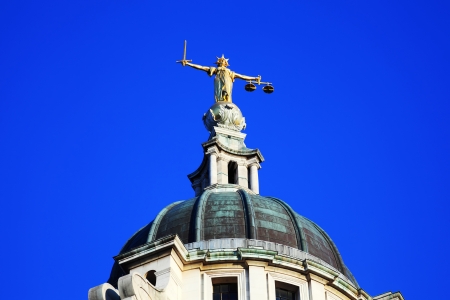Scales of Justice of the Central Criminal Court fondly known as The Old Bailey in the city of London, England, UKの写真素材