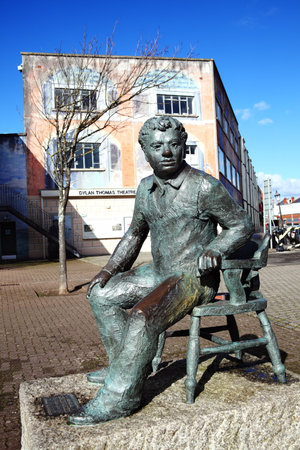 Swansea, Wales, UK, February 23, 2016 : Dylan Thomas statue which stands outside the Dylan Thomas Theatre in the Marina. Sculpted by John Doubleday it was unveiled in 1984 as a memorial to the much loved poet and writerのeditorial素材