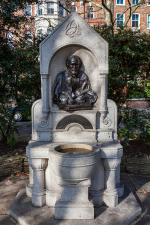 Dante Gabriel Rossetti memorial statue drinking fountain unveiled in 1887 beside the River Thames in Cheyne Walk Chelsea London England UK who was an English poet and painter stock photo imageのeditorial素材