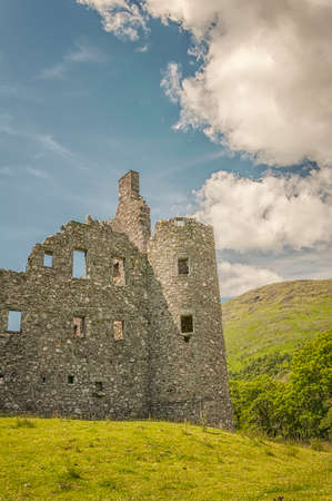 DALMALLY, SCOTLAND. KILCHURN CASTLE - July 08, 2013: Kilchurn Castle, a ruined 15th century structure on the banks of Loch Awe, in Argyll and Bute, Scotland on July 08, 2013.のeditorial素材