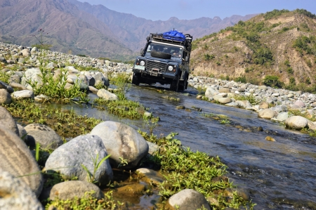 A Land Rover Defender crosses a long, dry river in the province of Quirino, Philippinesのeditorial素材