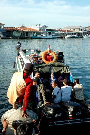 TARAKAN,INDONESIA-DECEMBER 2011 : passenger loading and unloading activities speedboat at the port of SDF Tarakan, Indonesiaのeditorial素材