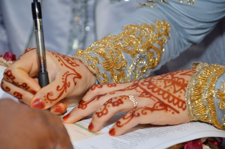Henna On Hands Of Indonesian Wedding Brideの写真素材
