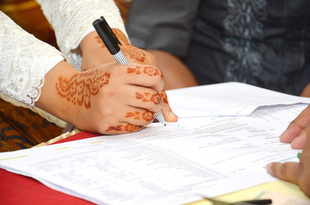 Henna On Hands Of Indonesian Wedding Brideの写真素材