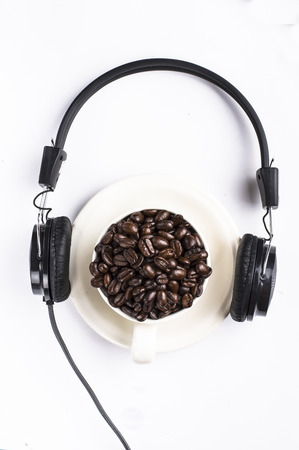 coffee beans on the white cup with blue backgroundの写真素材