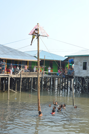 TARAKAN, INDONESIA - August 30 : race " panjat pinangt" in commemoration of the seventy years of independence the Republic of Indonesia on August 30, 2015 Tarakan, Indonesiaのeditorial素材