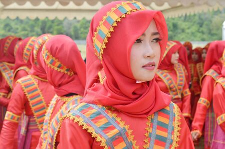 TARAKAN, INDONESIA - DEC 27 : a beautiful woman dancer on the dance colossal on the decrease procession of " Padaw Tuju Dulun" boat to sea at event Iraw Tengkayu festival on Dec 27, 2015 at Amal Beach Tarakan, Indonesiaのeditorial素材