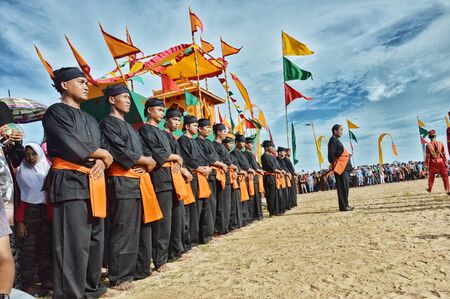 TARAKAN, INDONESIA - DEC 27 : decrease procession of " Padaw Tuju Dulun" boat to sea at event Iraw Tengkayu festival on Dec 27, 2015 at Amal Beach Tarakan, Indonesiaのeditorial素材