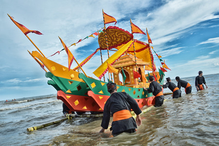 TARAKAN, INDONESIA - DEC 27 : decrease procession of " Padaw Tuju Dulun" boat to sea at event Iraw Tengkayu festival on Dec 27, 2015 at Amal Beach Tarakan, Indonesiaのeditorial素材