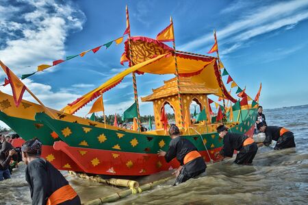 TARAKAN, INDONESIA - DEC 27 : decrease procession of  Padaw Tuju Dulun boat to sea at event Iraw...