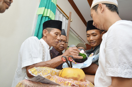 TARAKAN, INDONESIA. 26th Apr 2016. the ulema and elders of the hair on the baby and then give good wishesのeditorial素材