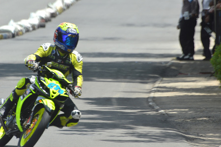TARAKAN, INDONESIA. 20th May 2017. Motoprix national championship oin the non-permanent circuit Datu Adil Tarakan Stadiumのeditorial素材