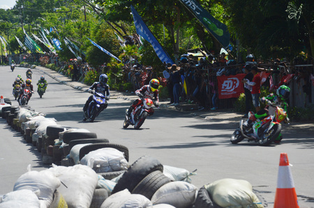 TARAKAN, INDONESIA. 21th May 2017. Motoprix national championship oin the non-permanent circuit Datu Adil Tarakan Stadiumのeditorial素材