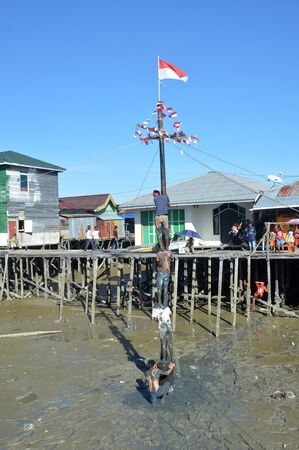 TARAKAN, INDONESIA. August, 27, 2017, Areca climbing competition In order to enliven the celebration of the 72nd anniversary of the Indonesian republic in Tarakan Cityのeditorial素材