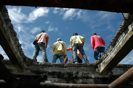 TARAKAN - INDONESIA, 19th January 2011 : porters loading and unloading at Tengkayu Seaportのeditorial素材