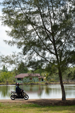 TARAKAN, INDONESIA - 30th MAY 2016 : Muslim men riding motorcycles by the poolのeditorial素材