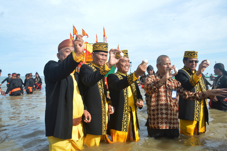 TARAKAN, INDONESIA, 17 DEC 2017 : Iraw Tengkayu Festival at Amal Beach Tarakan, Indonesia, in the framework of the 20th anniversary of the cityのeditorial素材
