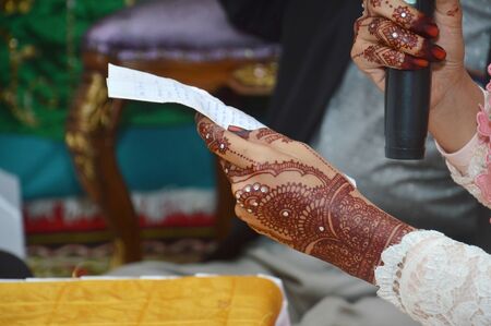 Henna On Hands Of Indonesian Wedding Brideの写真素材