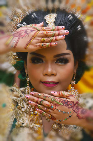 TARAKAN - INDONESIA, 30 SPETEMBER 2017 : portrait of a beautiful bugis bride wearing a traditional Bugis bridal dress before or on her wedding dayのeditorial素材